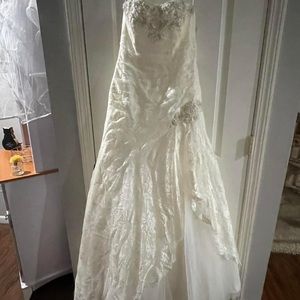 Size 6 never worn (except to try on) never altered David’s bridal wedding gown.